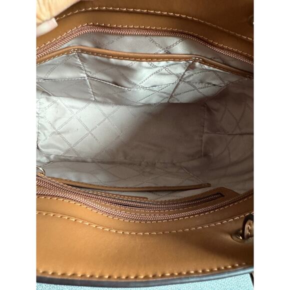 Michael Kors Outlet Jet Set Medium Logo Pocket Tote Bag Logo Brown Corn - Picture 12 of 16
